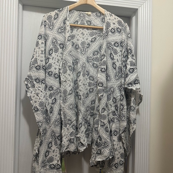 Surf Gypsy Other - Surf gypsy Paisley Print Kimono / cover up